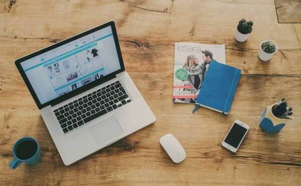 Notebook na stojane, externá klávesnica a stolička s oporou chrbta